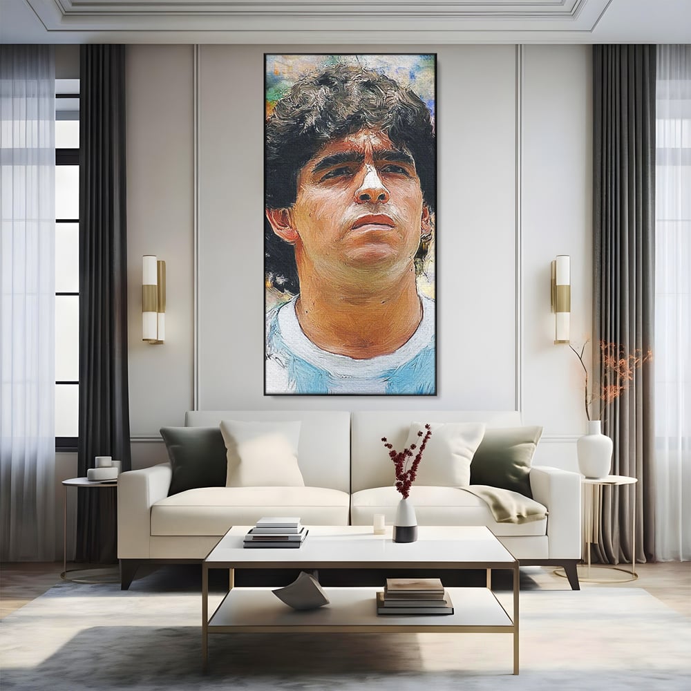 Tablou canvas cu tablou canvas cu diego maradona, in rama de aluminiu negru, pe perete intr-un living